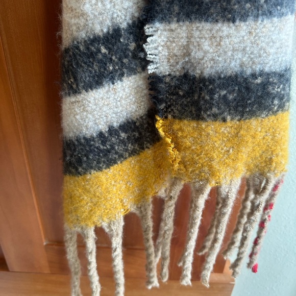 Soft Gorgeous Cashmere Wrap - Picture 4 of 11